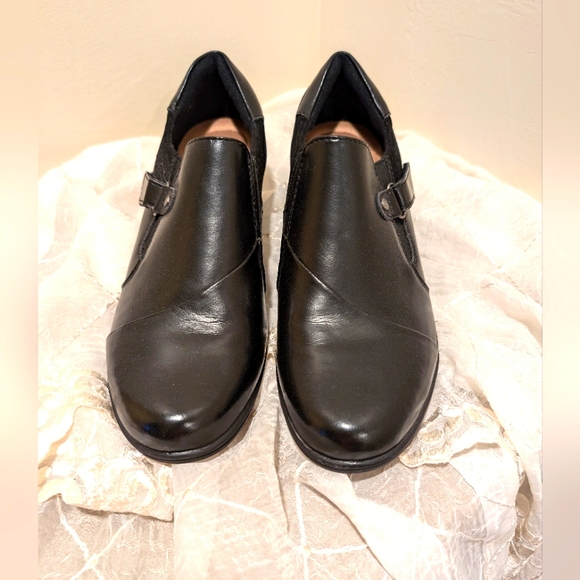 Earth Origins black leather shoes with arch support built in. - Picture 8 of 8